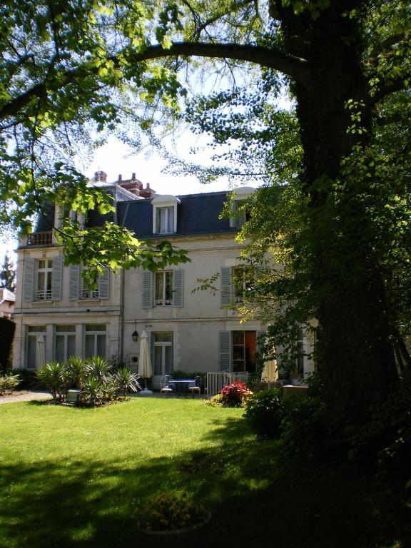 Hotel Les Marechaux Auxerre Bagian luar foto